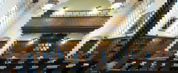 A picture showing the inside of an empty court room