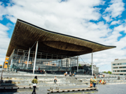 Adeilad y Senedd ym Mae Caerdydd