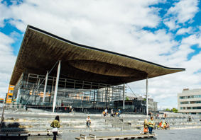 Adeilad y Senedd ym Mae Caerdydd