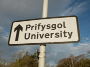 Road sign indicating university ahead