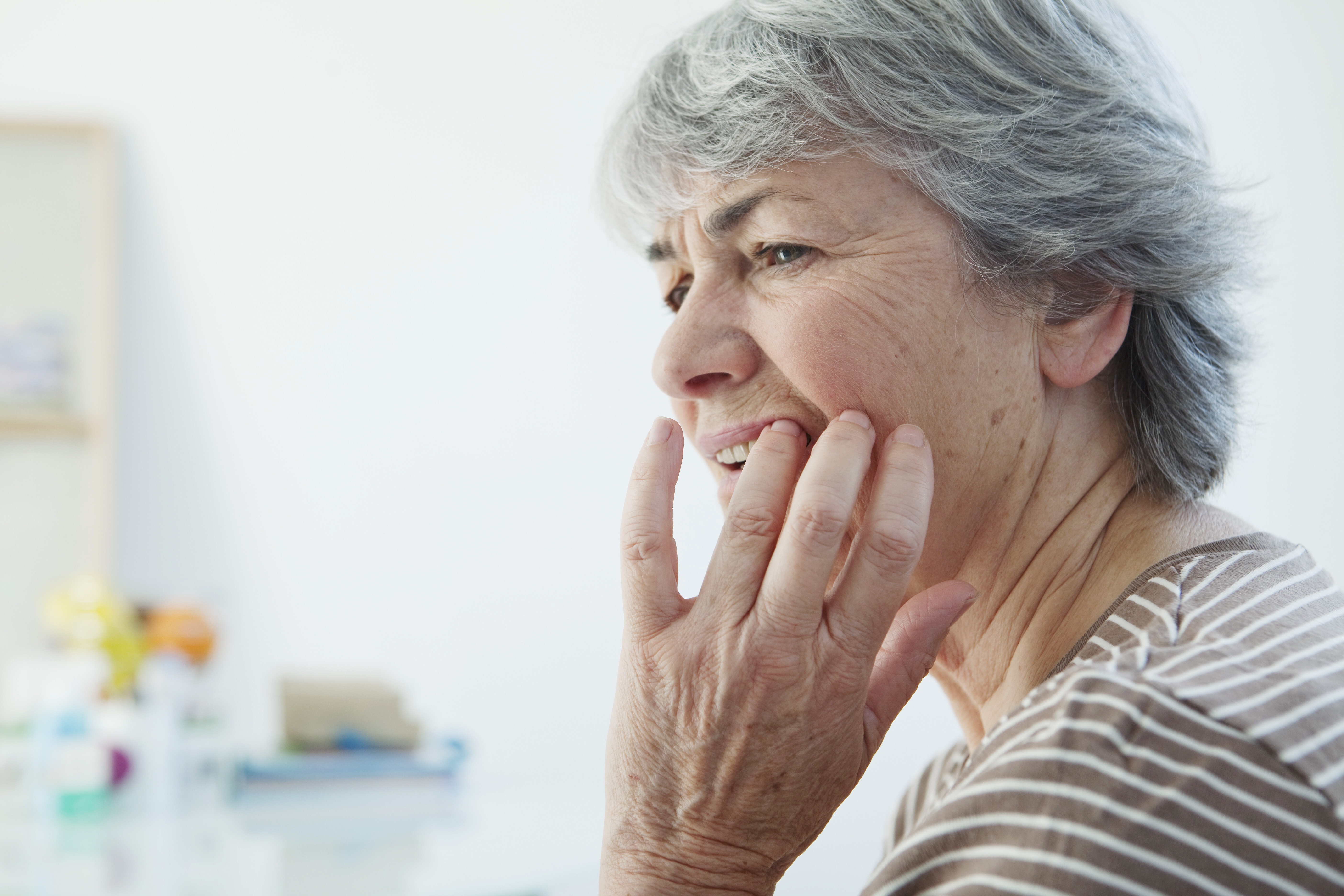 Сохнет во рту причины у пожилых. Зубная боль. У пожилого человека болит зуб.