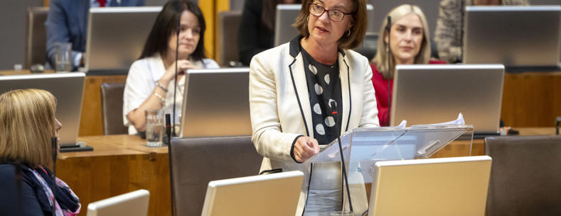 A picture of the First Minister, Eluned Morgan MS, in Plenary.