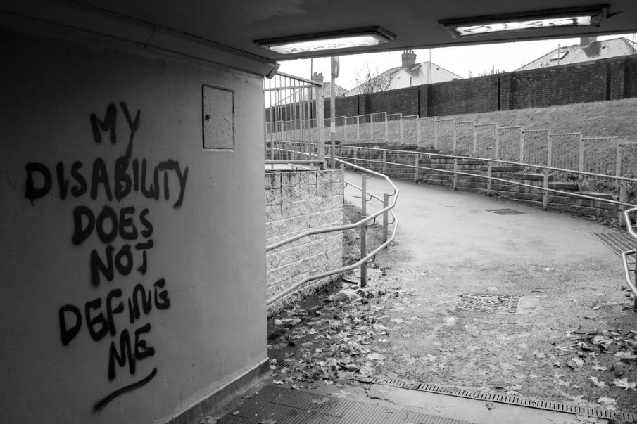 Tanffordd gyda graffiti'n dweud 'my disability does not define me'