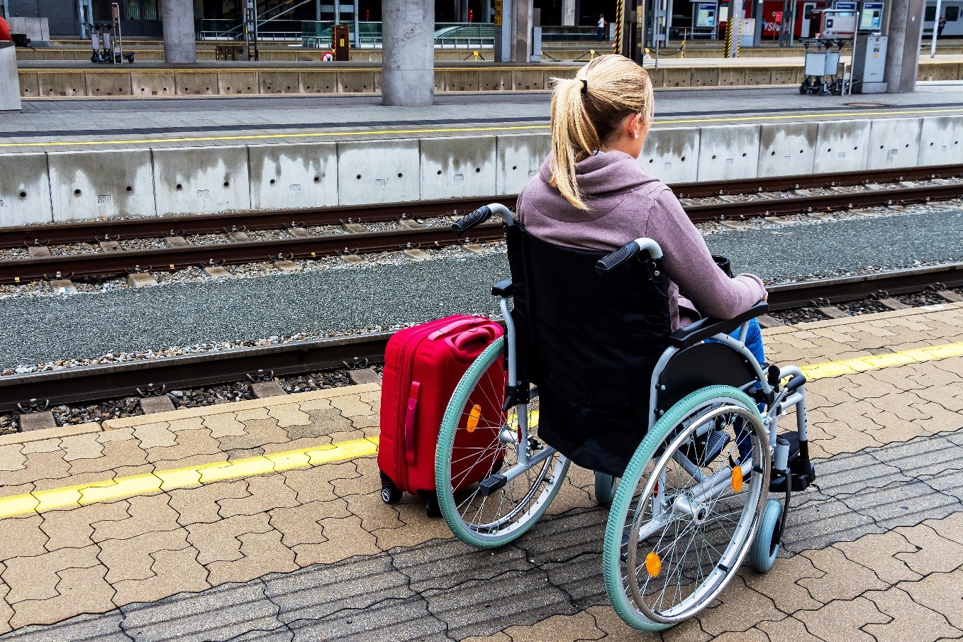 Инвалидная коляска на вокзале